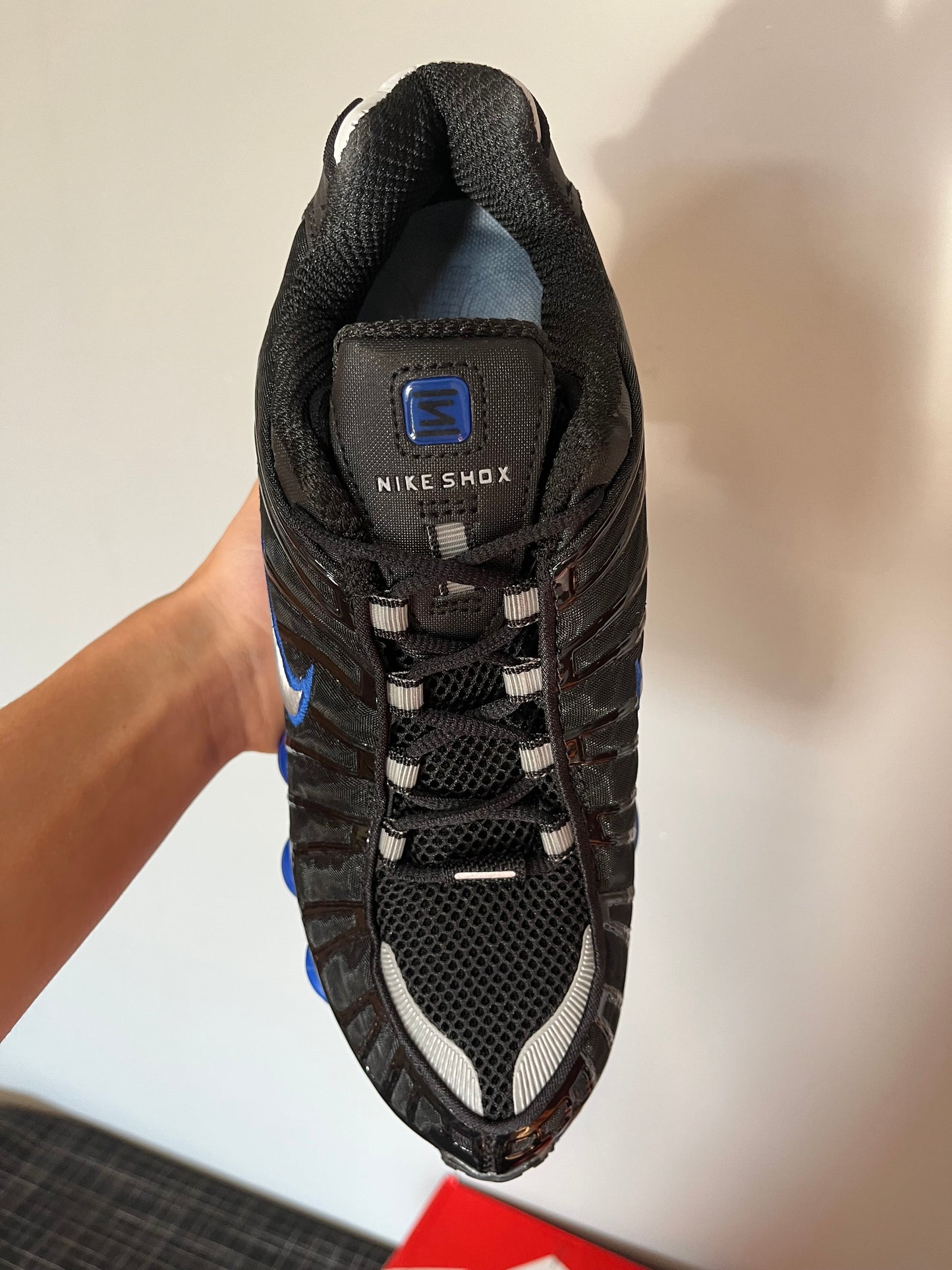 Nike Shox Negras con Suela Azul