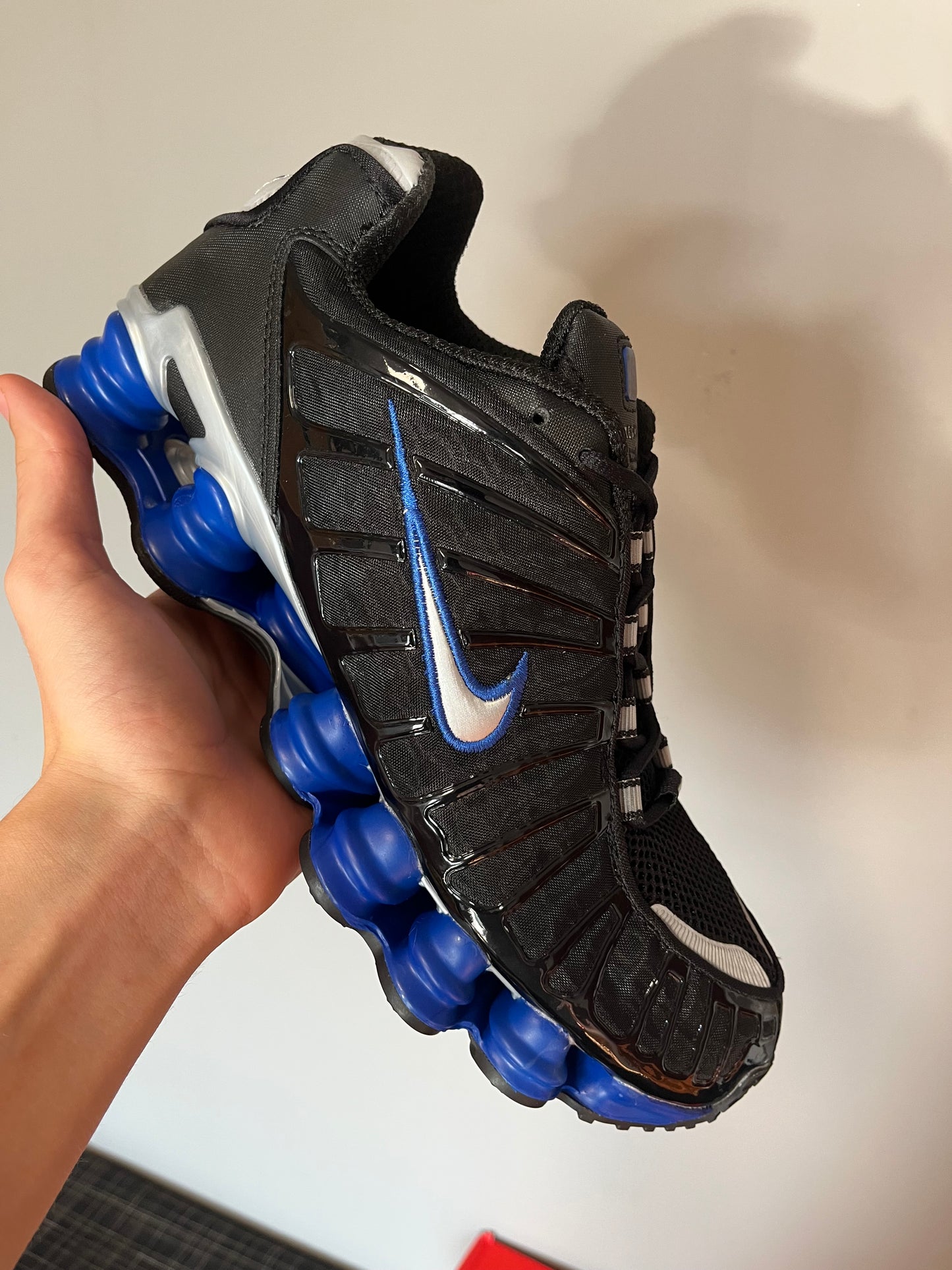 Nike Shox Negras con Suela Azul