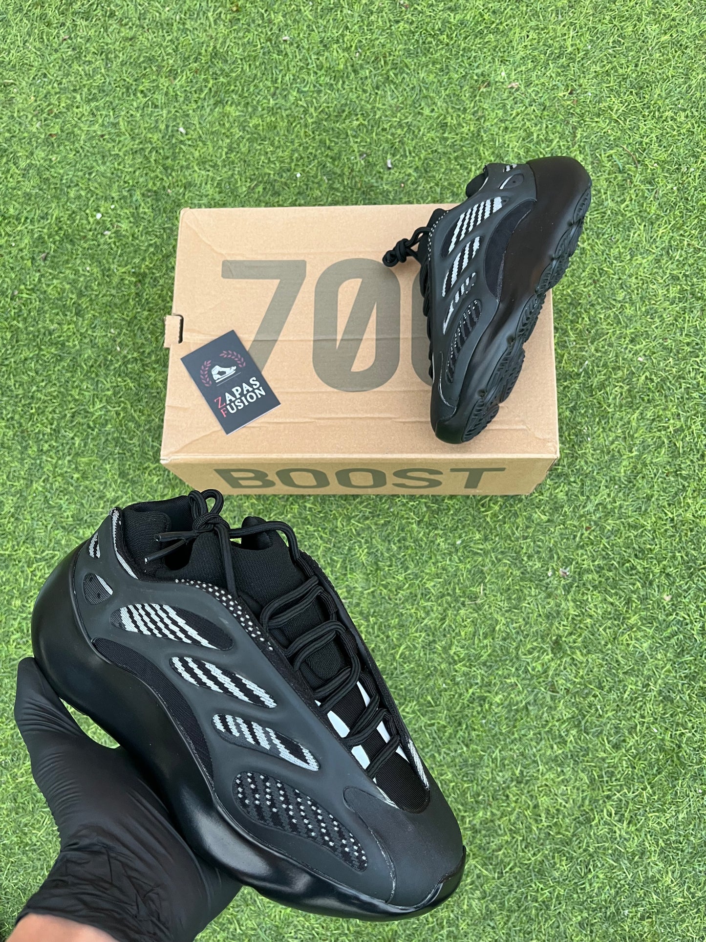 Yeezy 700 Negras