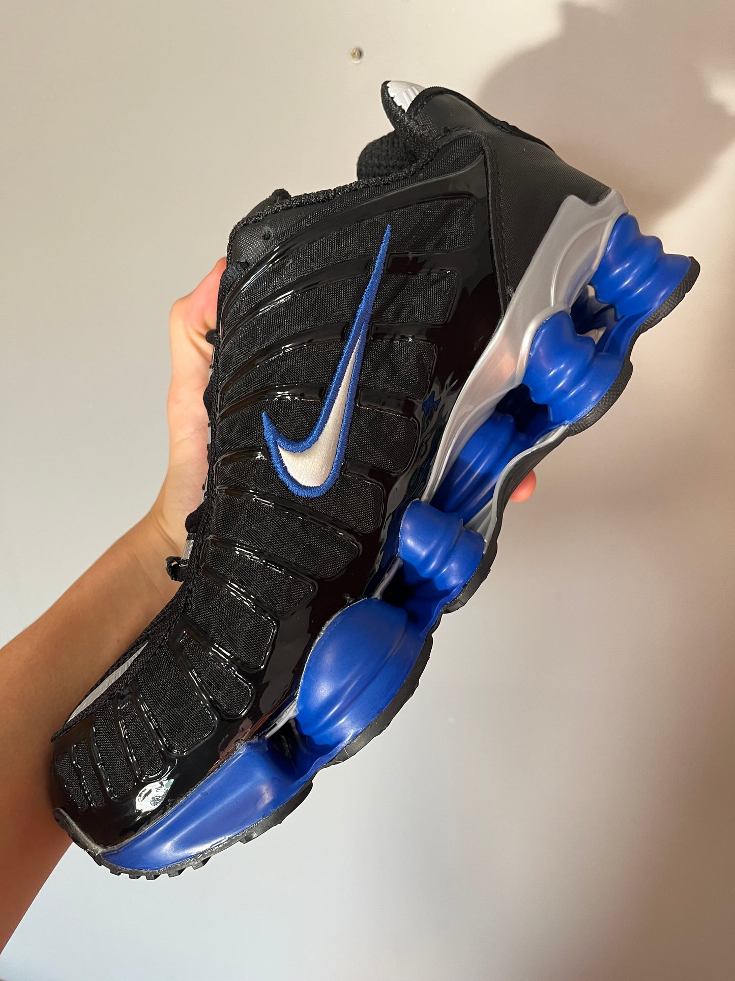 Nike Shox Negras con Suela Azul