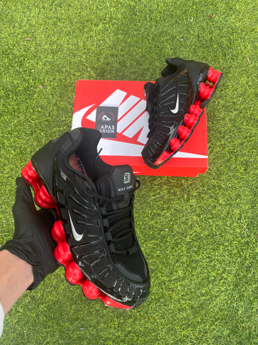 Nike Shox Negras con Suela Roja