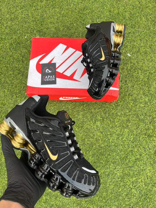 Nike Shox Negras con Dorado