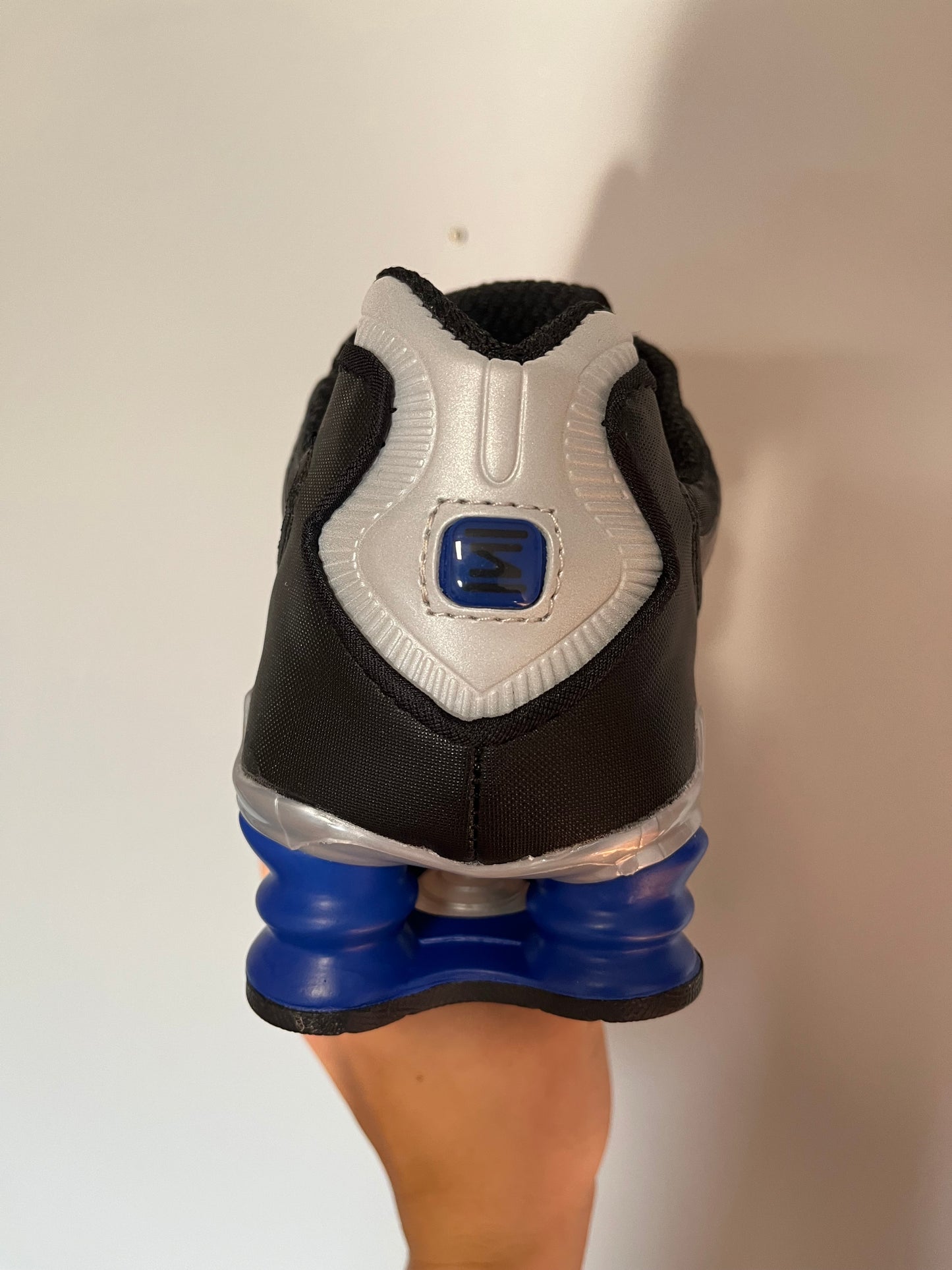 Nike Shox Negras con Suela Azul